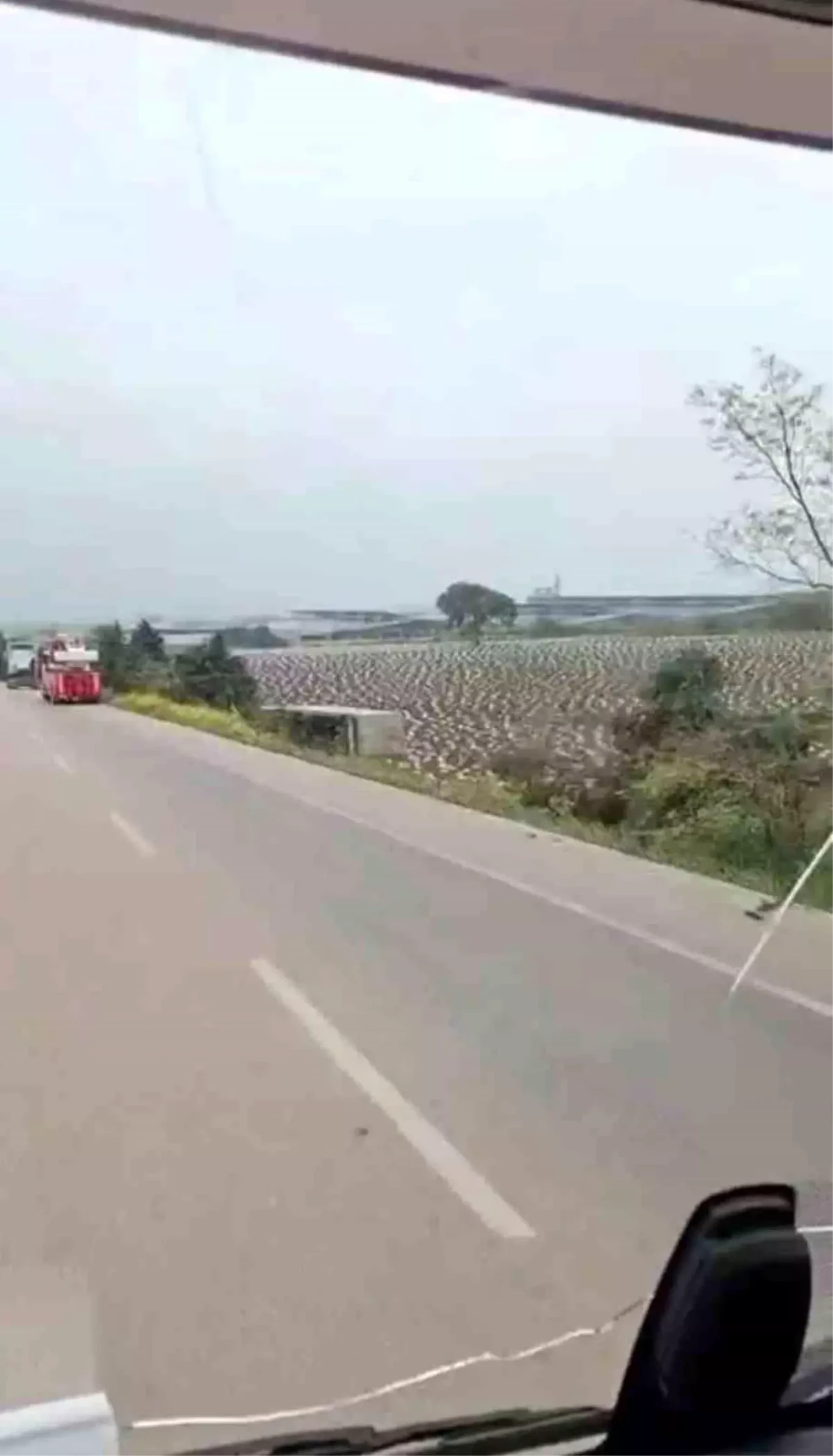 Bursa-Balıkesir Yolu'nda Tır Tarlaya Uçtu, Vinçle Kurtarıldı!