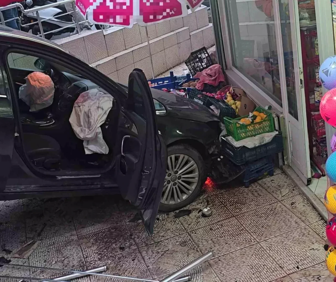 Ordu Ünye'de Meydana Gelen Kazada Otomobil Market İçine Girdi!