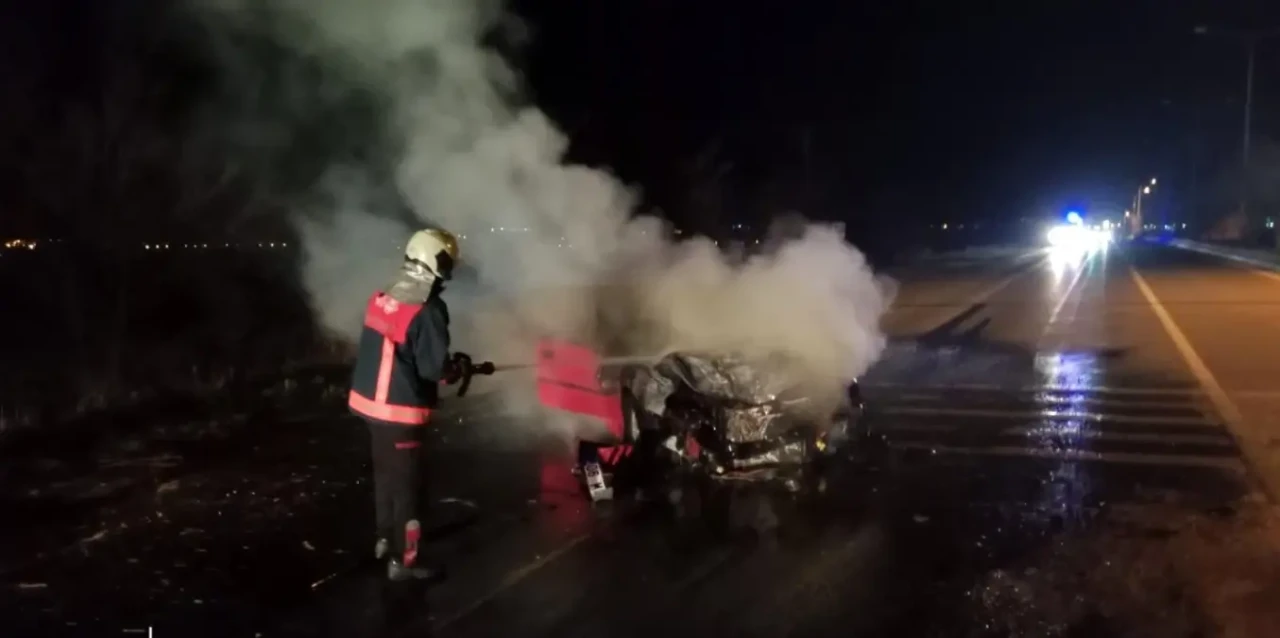 Van Tuşba'da Trafik Kazası: Araç Alev Aldı, İki Kişi Yaralandı!