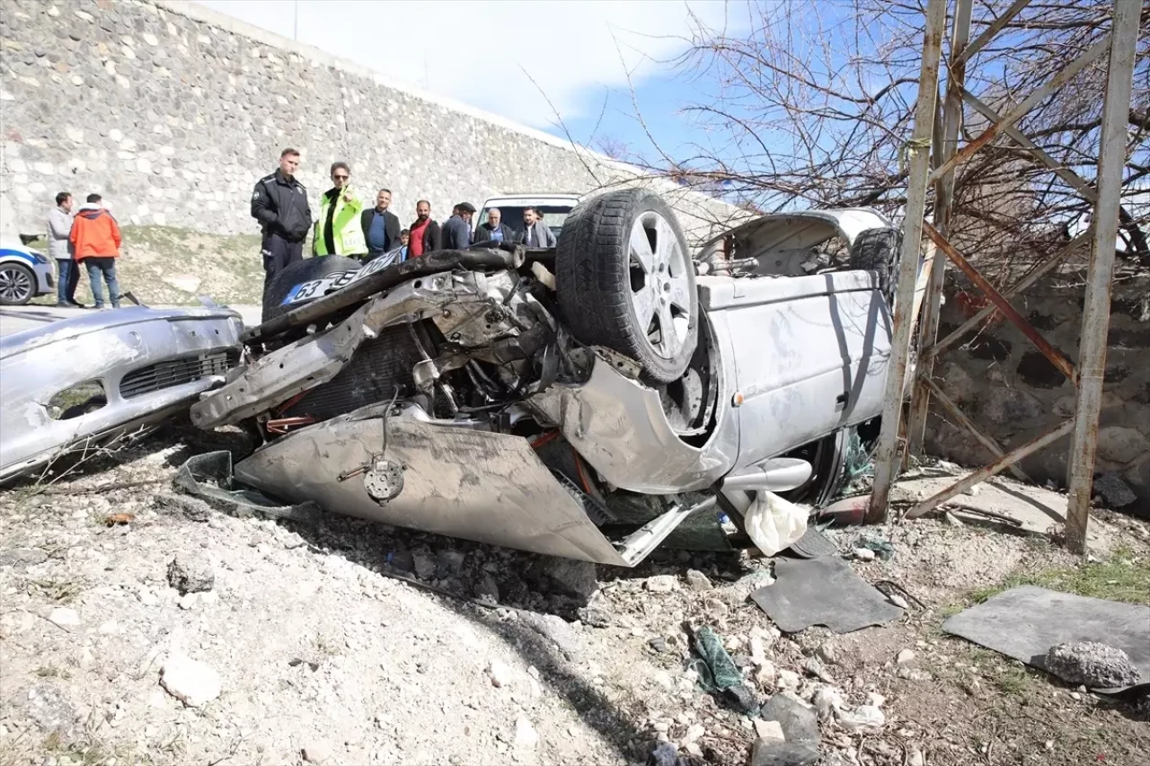 Van'da aracıyla şarampole devrilen sürücü ağır yaralandı, olay yerine sağlık ekipleri sevk edildi.