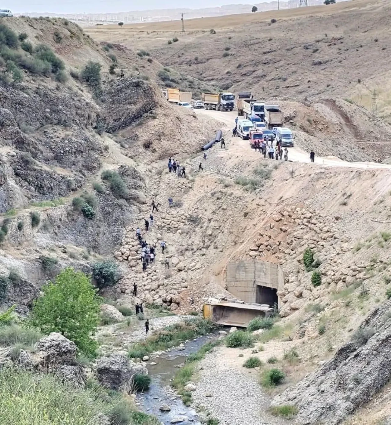 Adıyaman'da Hafriyat Kamyonu Kaza Yaptı: Yaralılar Var!