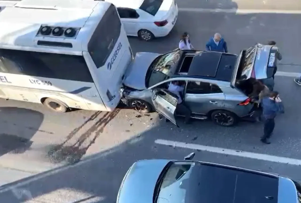Avcılar'da Trafik Kazası: Otomobilin Otobüse Çarptı!