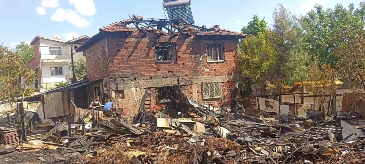 Denizli'de Facia: Bir Müstakil Ev Alevler İçinde Kül Oldu!