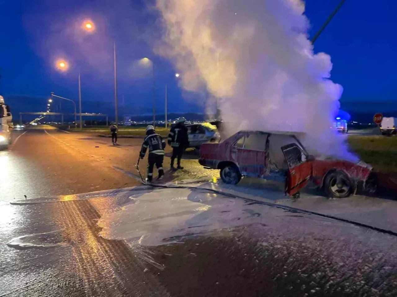 Erzurum'da Otomobil Alev Aldı: İtfaiye Ekipleri Hızla Müdahale Etti!