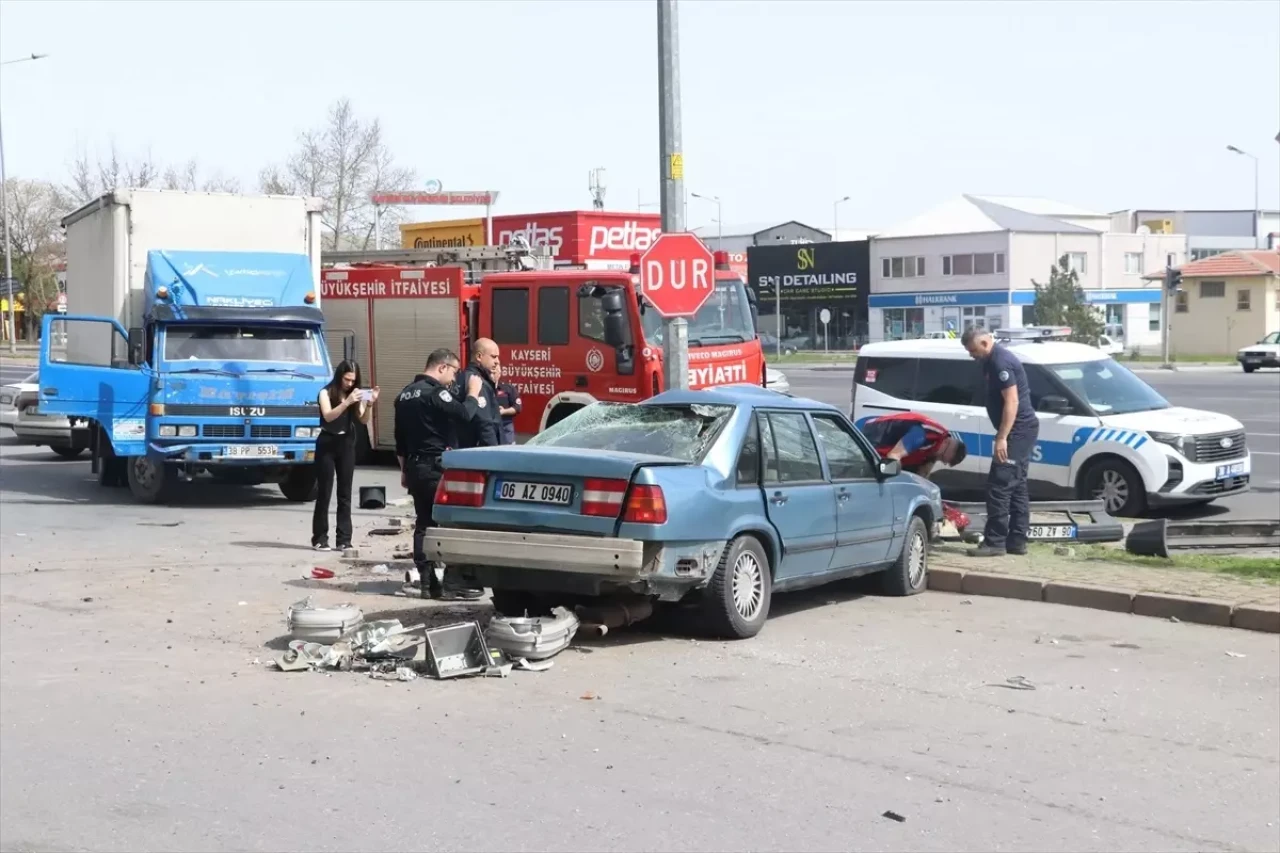Kayseri'de Otomobil-Kamyonet Çarpışması: 1 Kişi Yaralandı!