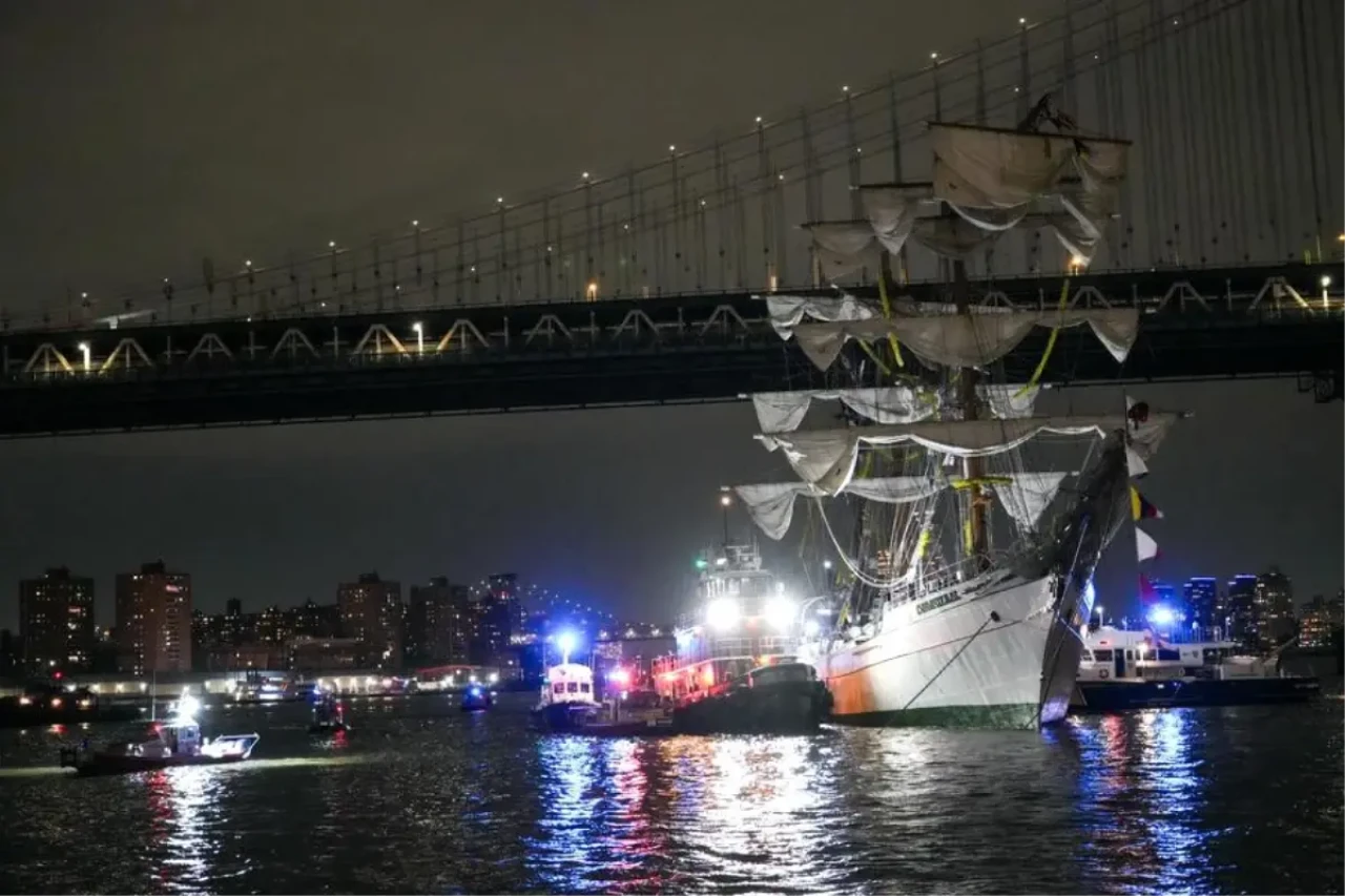Meksika bandıralı gemi, Brooklyn Köprüsüne çarptı!