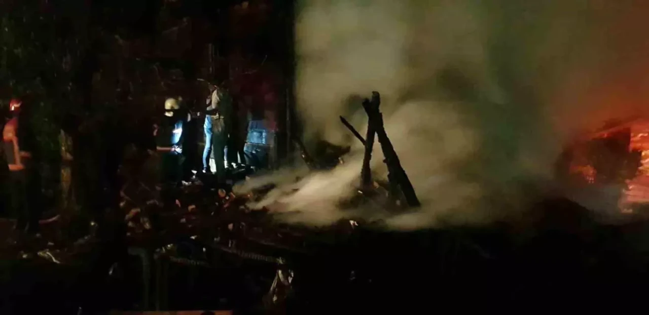 Sakarya Taraklı'da Samanlık Yangını Evi Ateşe Verdi!