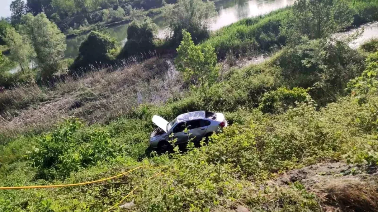 Samsun'da Otomobil Şarampole Uçtu: 2 Kişi Yaralandı!