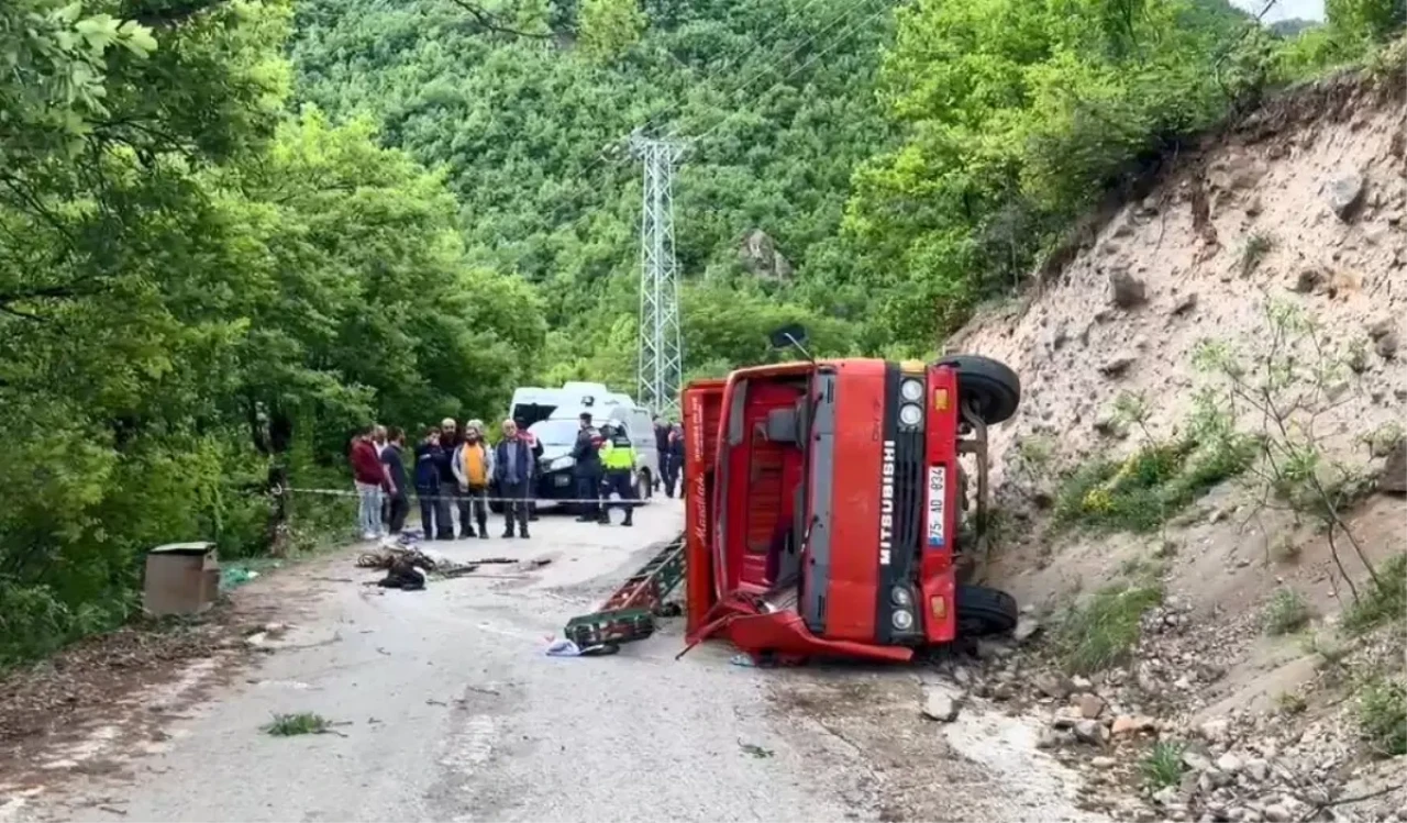 Şavşat'ta Trafik Kazası:  Ali Yıldız Hayatını Kaybetti, İki Yaralı!