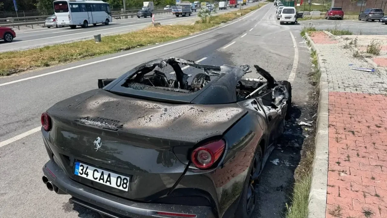 Lüks araç seyir halindeyken aniden, feci bir şekilde küle dönüştü!