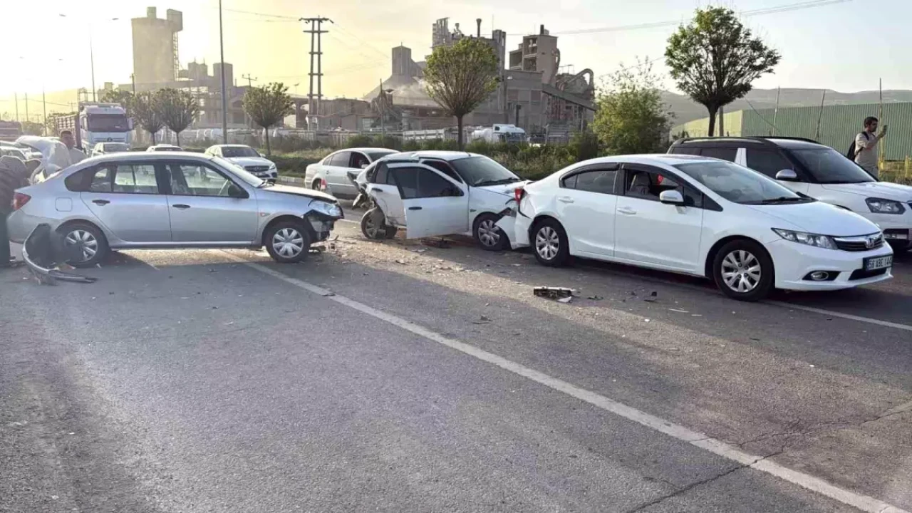 Sivas'ta Zincirleme Kaza Meydana Geldi: 4 Kişi Yaralandı!