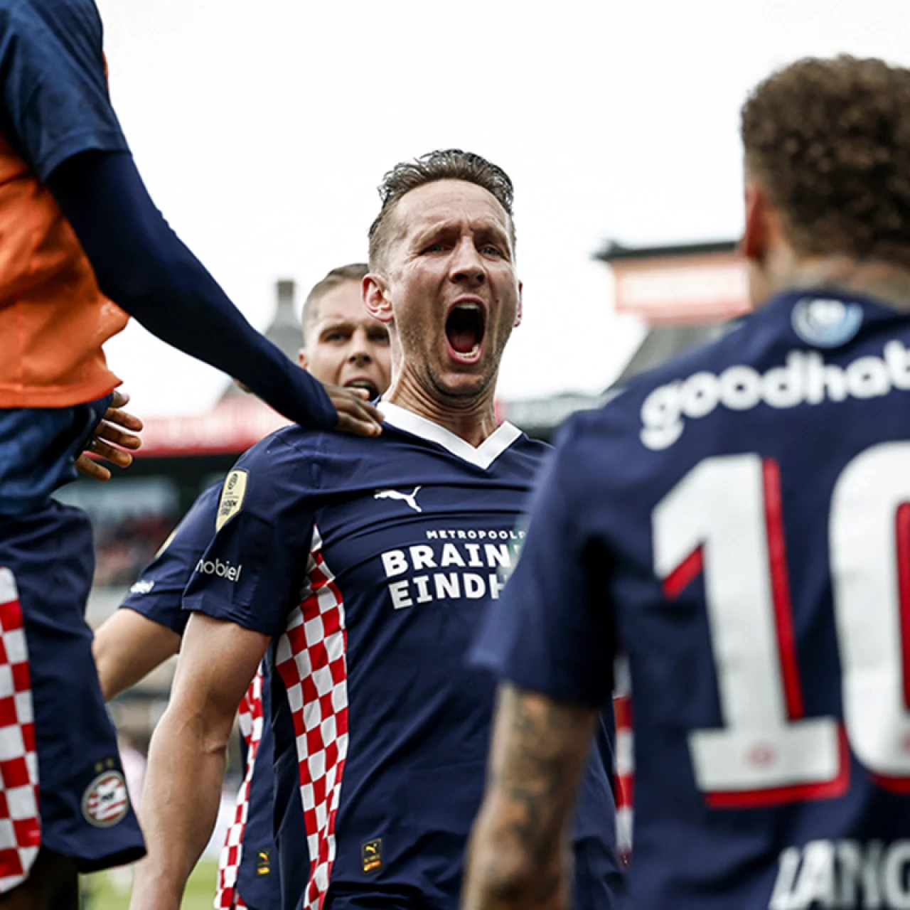 PSV, Son 4 Haftada 9 Puan Geride Olduğu Farkı Kapatarak Hollanda Şampiyonu Oldu