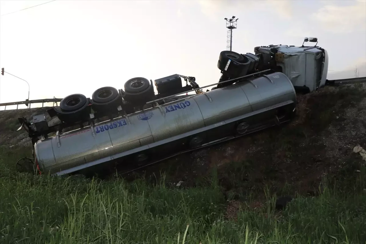 Yozgat'ta Tır Devrildi, Sürücü Kaza Sonucu Yaralandı!