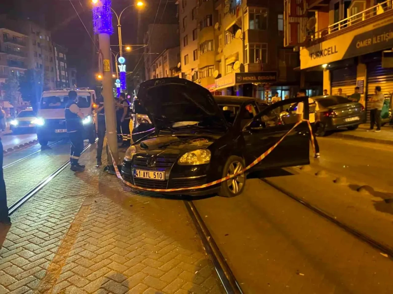 Kocaeli'de Alkollü Sürücü M. K. Biranda Tramvay Yoluna Daldı!