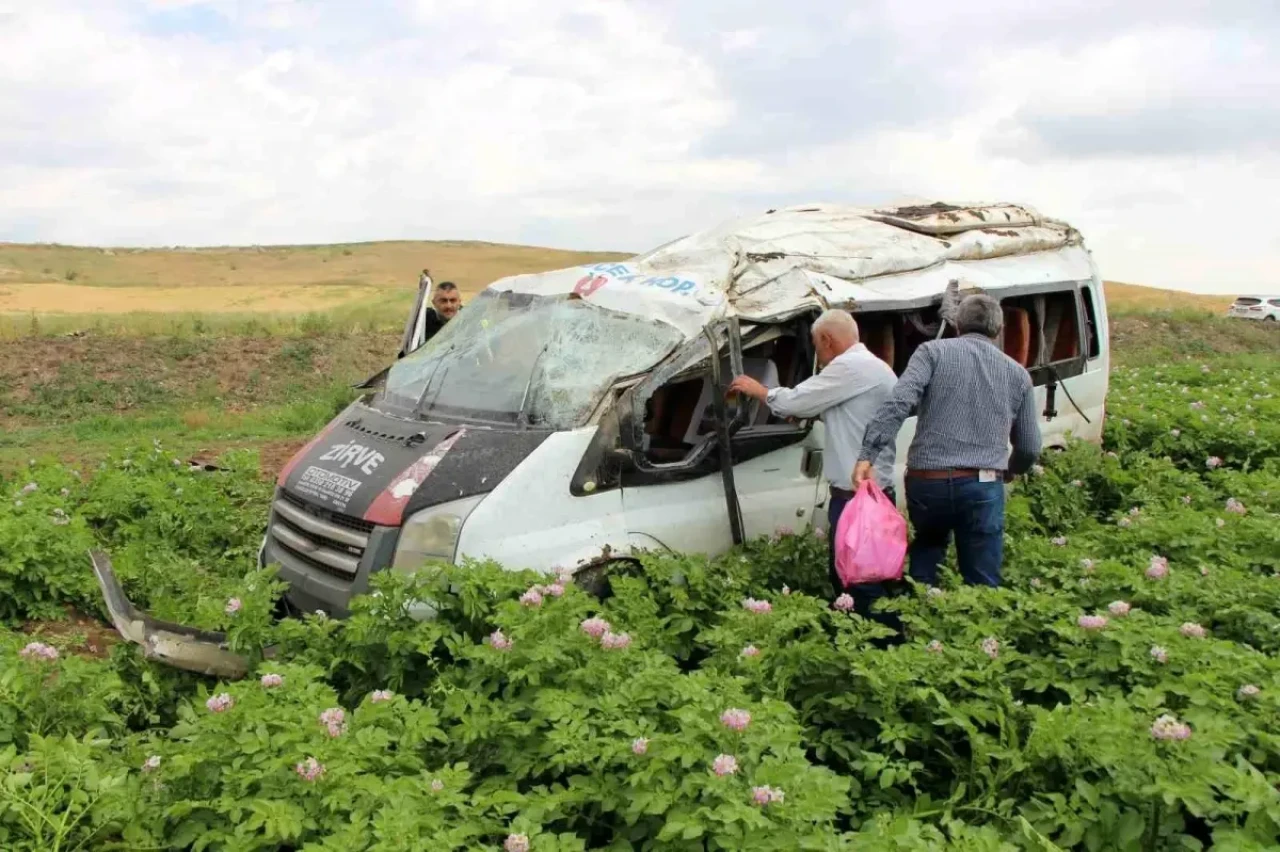 Amasya'da Minibüs Kazası: Memiş Koç Öldü, Merve Kiraz, Mert Batur Köseibiş, Nurdane Şahin Yaralandı!