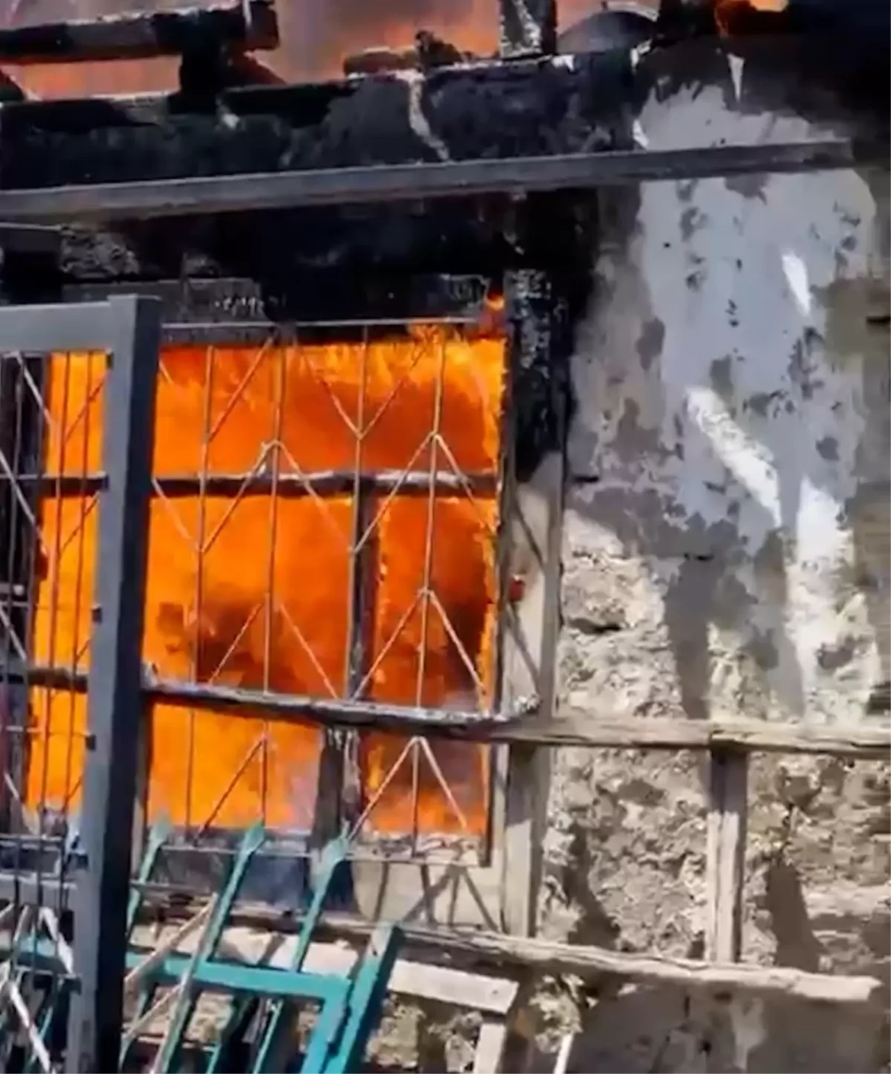 Amasya'da Çıkan Yangın Sonucu Terk Edilmiş Bir Ev Tamamen Yok Oldu!