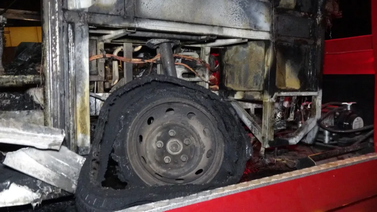 Antalya'nın Kepez ilçesinde bir minibüs alevlere teslim oldu!