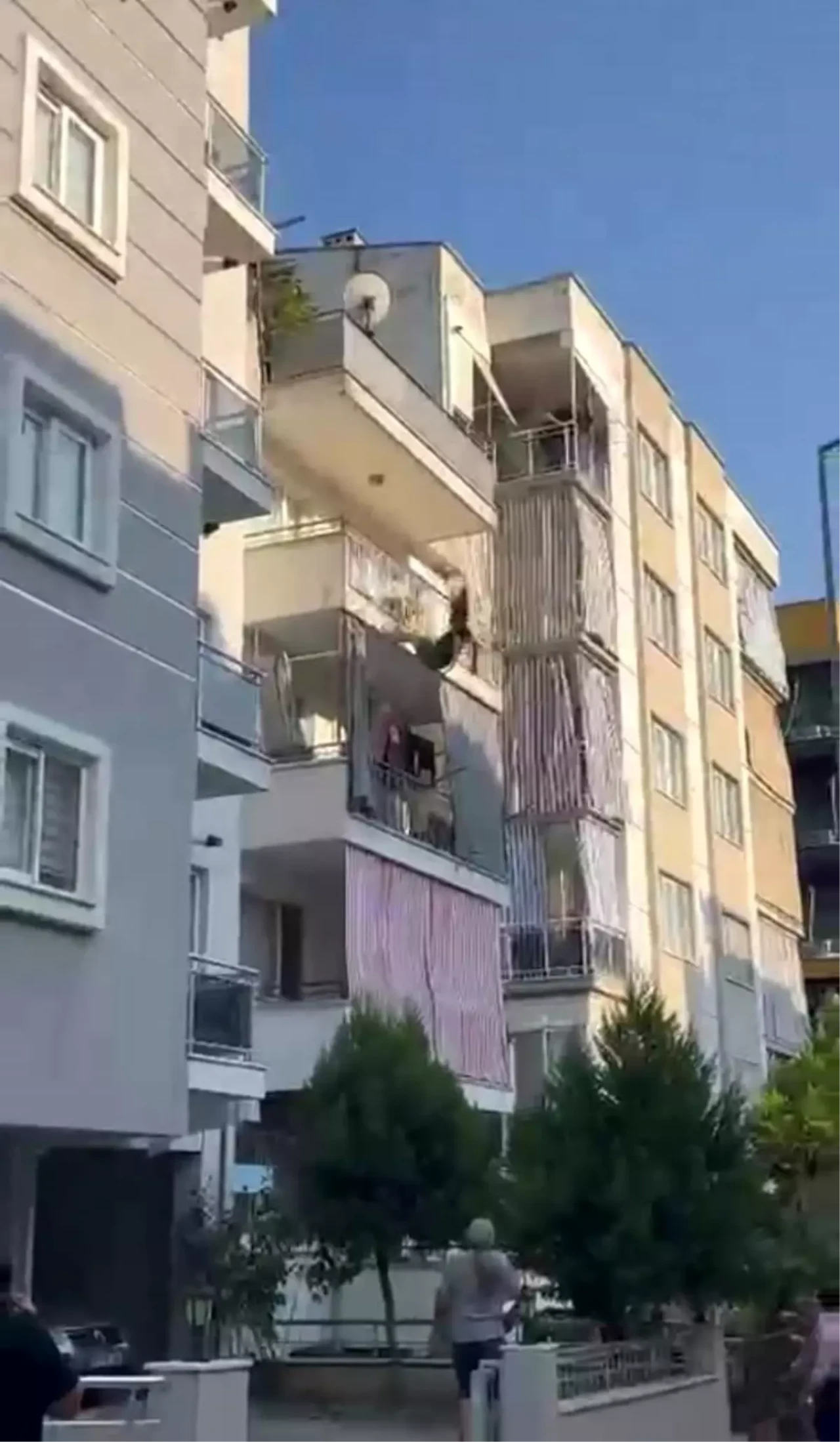Aydın Efeler İlçesinde Genç Kadın Kendini 4. Kattan Attı!