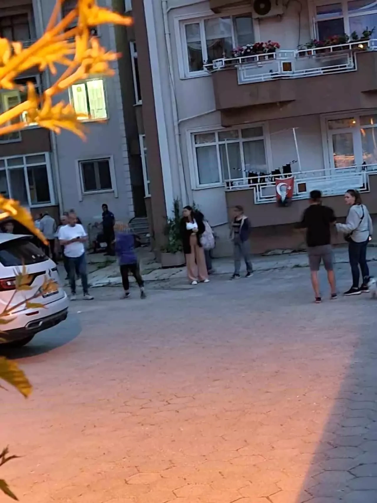 Çanakkale'de Vesile Açar Cam Silerken 2. Kattan Düşerek Öldü!