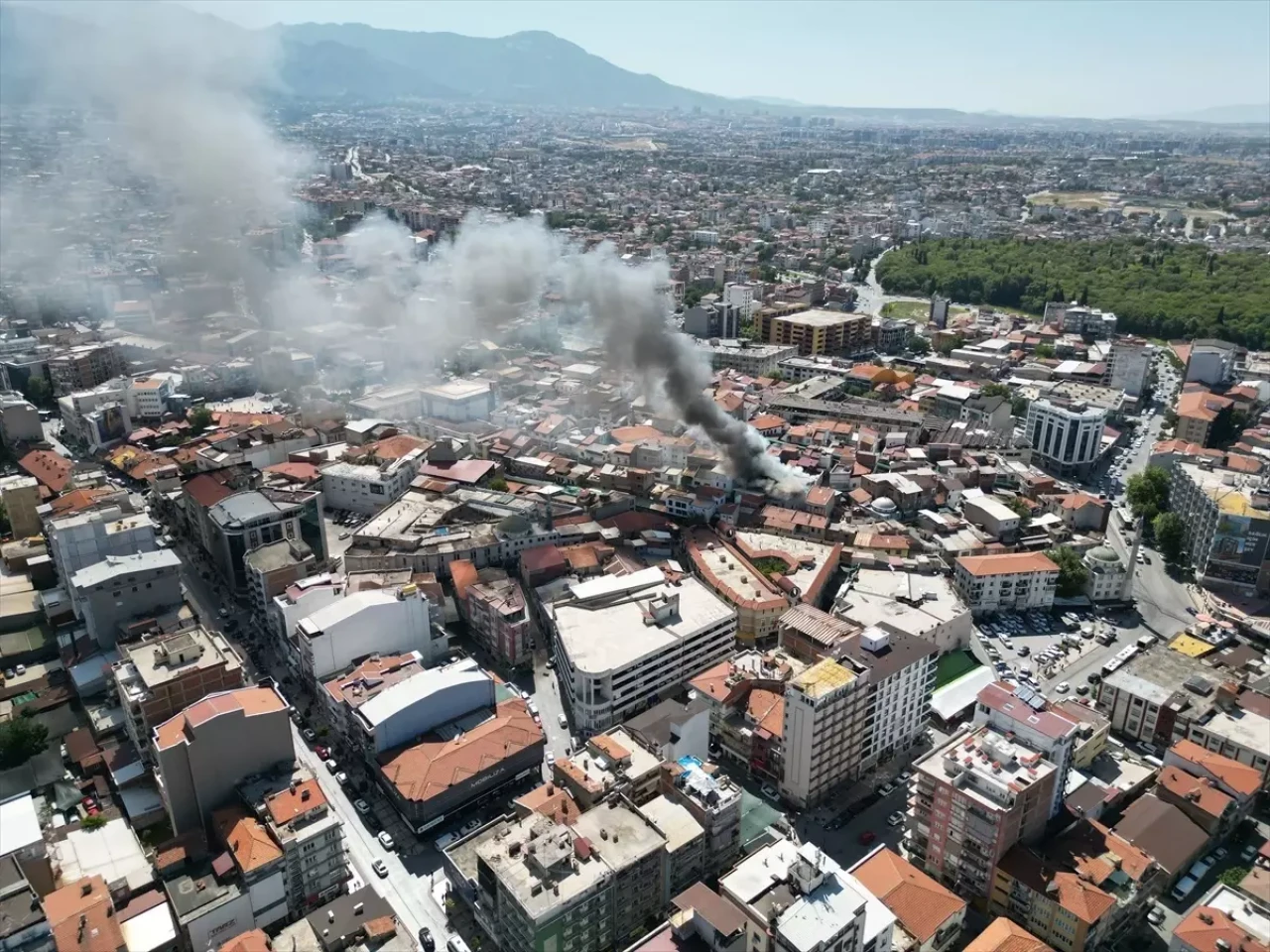 Denizli'de 3 Katlı İş Yerinde Çıkan Yangın Paniğe Neden Oldu!