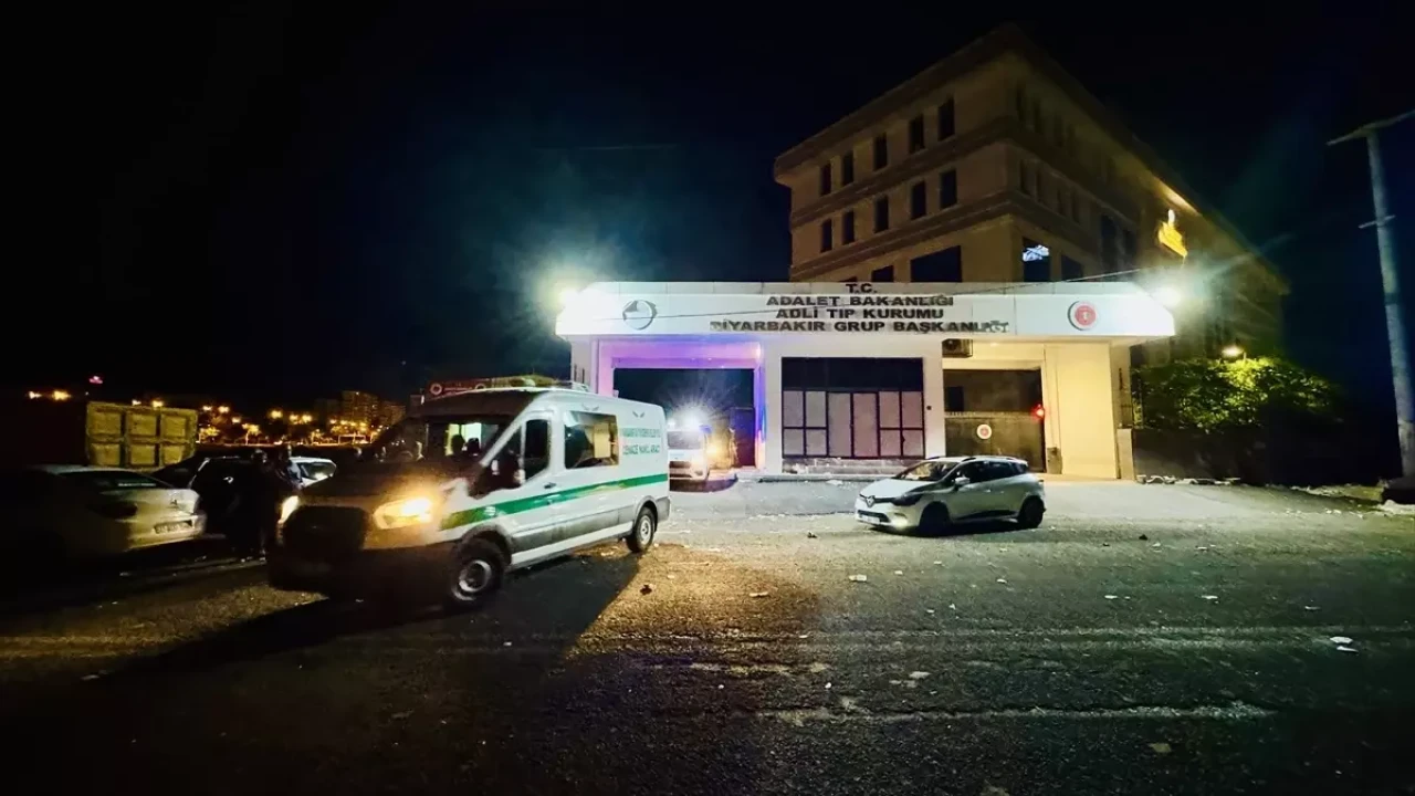 Diyarbakır'da Yangında Can Veren Aile Toprağa Verildi!