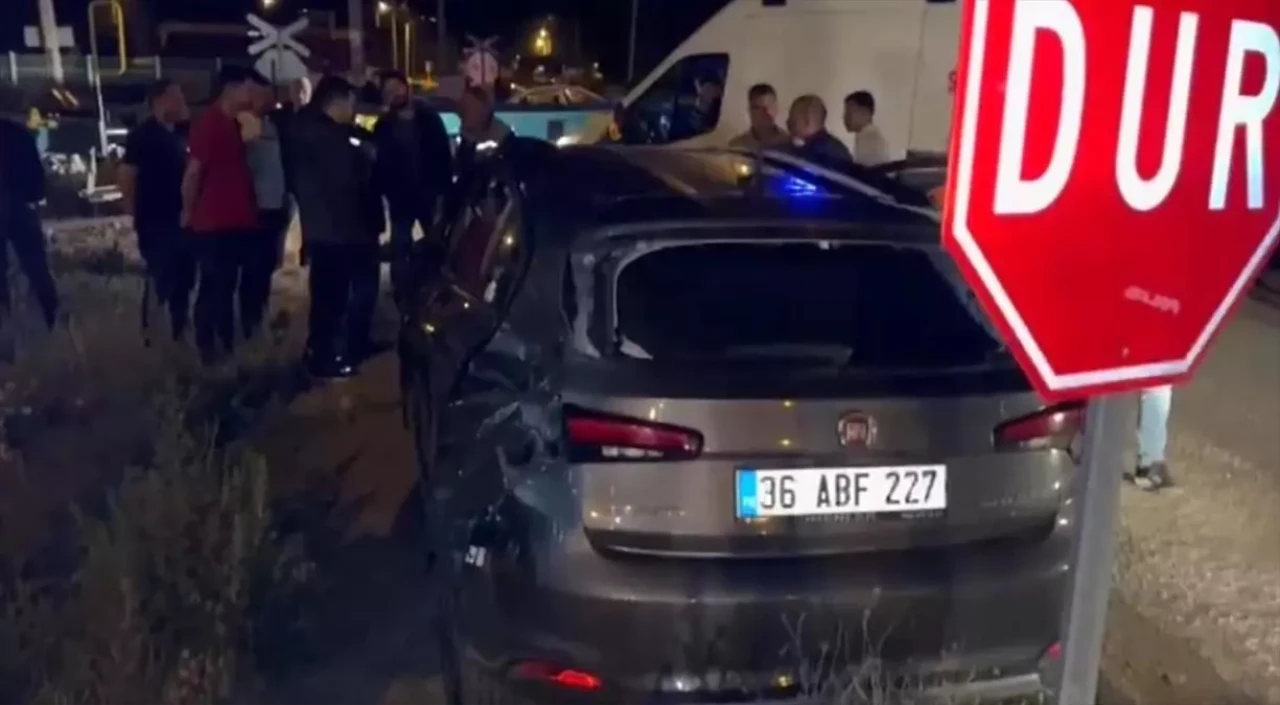 Erzurum'da Yük Treni İle Otomobil Feci Şekilde Kaza Yaptı!