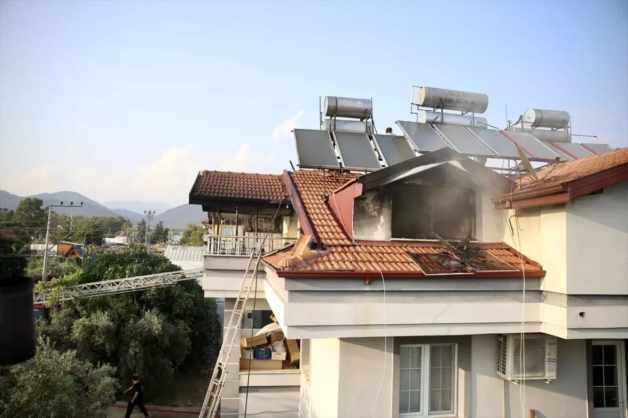 Muğla Fethiye'de Çatı Yangını: Hasar Hızla Büyüdü!