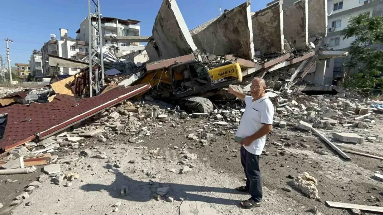 Hatay'da Yıkım Sırasında İş Makinesi Üzerine Bina Devrildi!