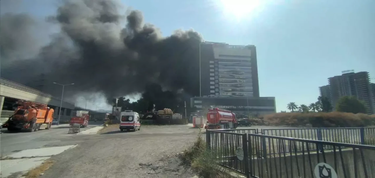 İzmir'de Fabrikada Yangın, Hastane Tahliye Ediliyor!