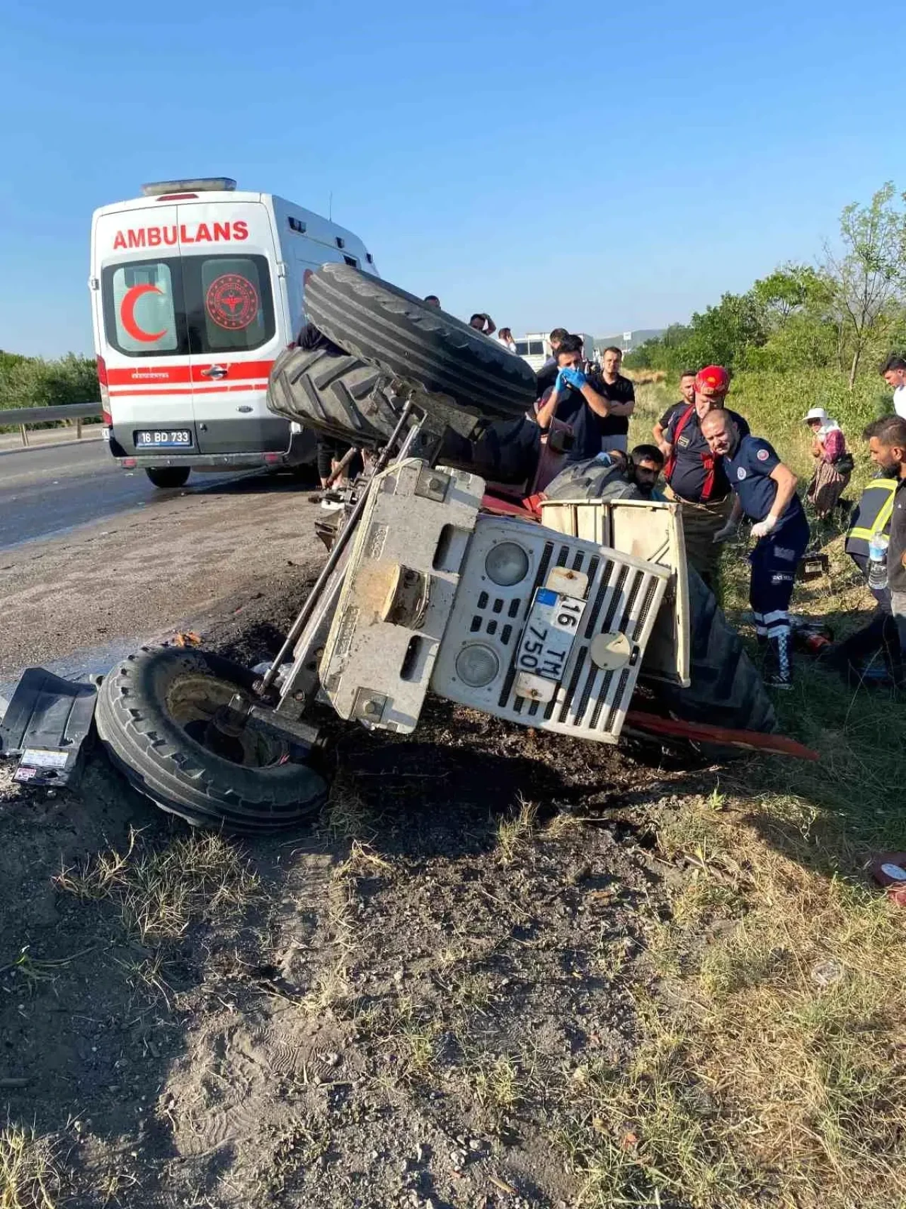Bursa Karacabey'de Traktör ve Çekici Felaket Şekilde Çarpıştı!