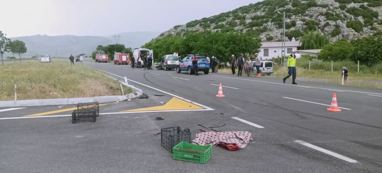 Antalya Korkuteli'nde Trafik Kazası: Havva Akgün Öldü , 3 Yaralı Var!