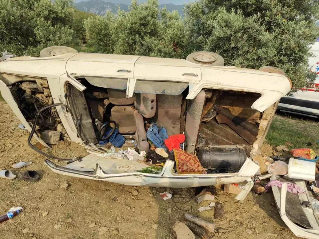 Kozan'da Otomobil Şarampole Devrildi: 3 Kişi Yaralandı!