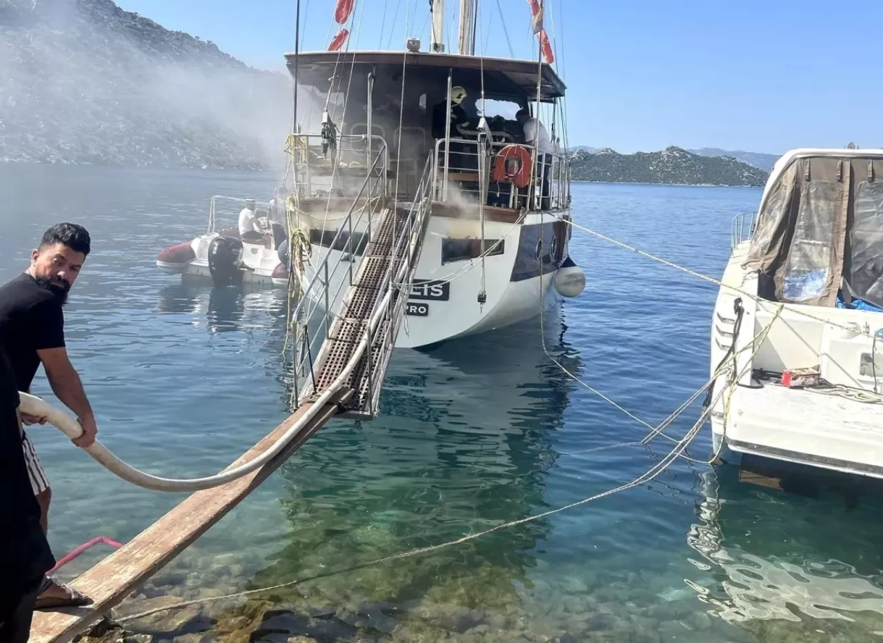 Marmaris'te Tekne Yangını: Maddi Hasar Meydana Geldi!