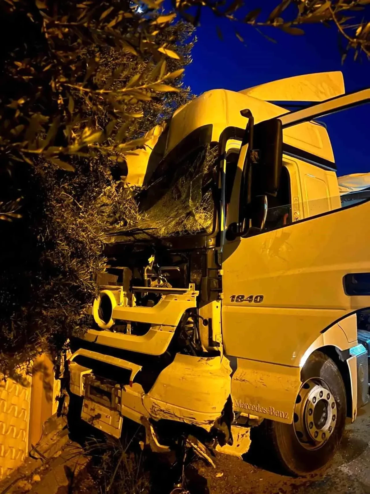 Mersin'de Tır, Kontrolden Çıkarak Yoldan Çıktı ve Trafiği Felç Etti!