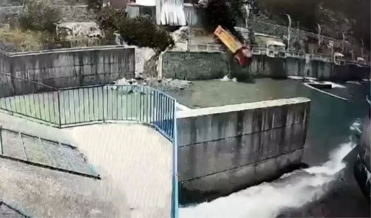 Artvin Murgul'da Kamyonun Dereye Uçması Faciaya Davetiye Çıkardı!