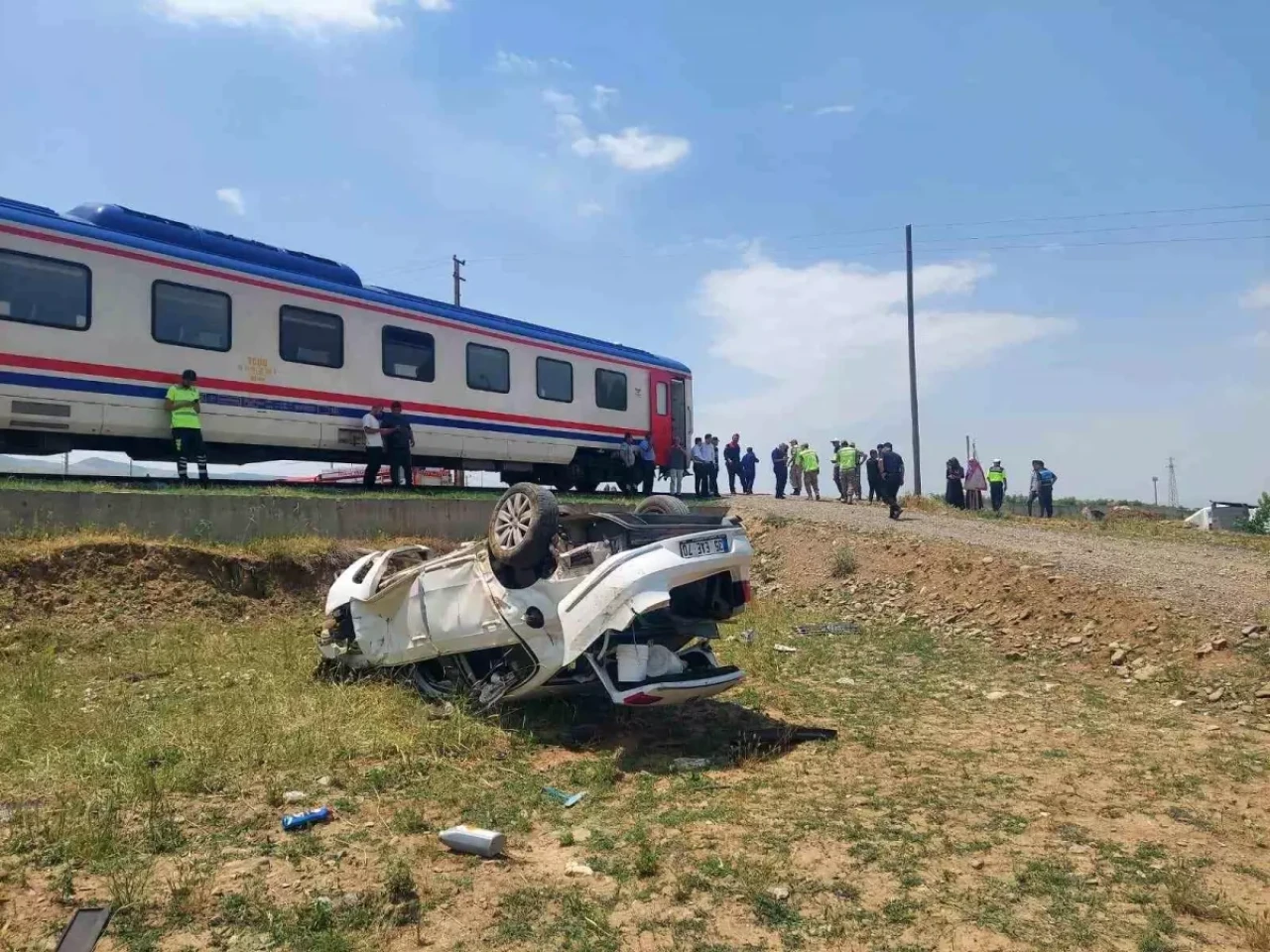 Muş'ta Posta Treni ile Otomobil Çarpıştı Behçet Ardil Yaralandı!