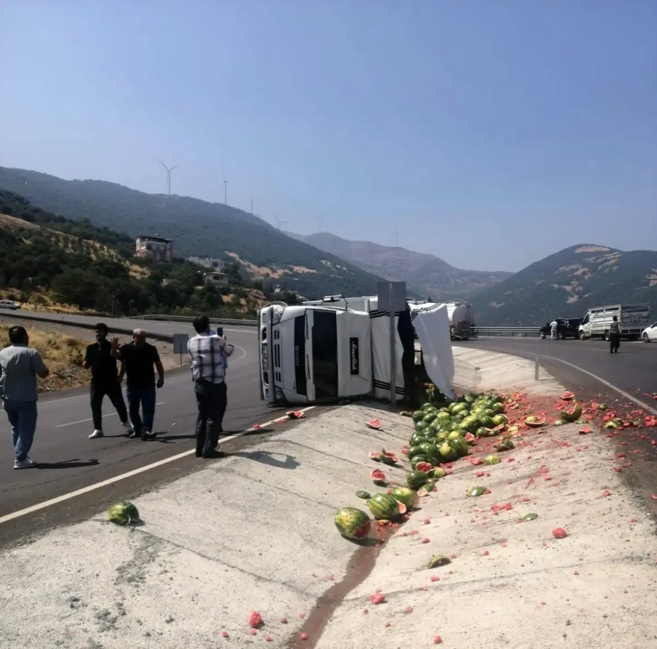 Osmaniye'de Karpuz Yüklü Kamyon Devrildi: Sürücü Yaralandı!