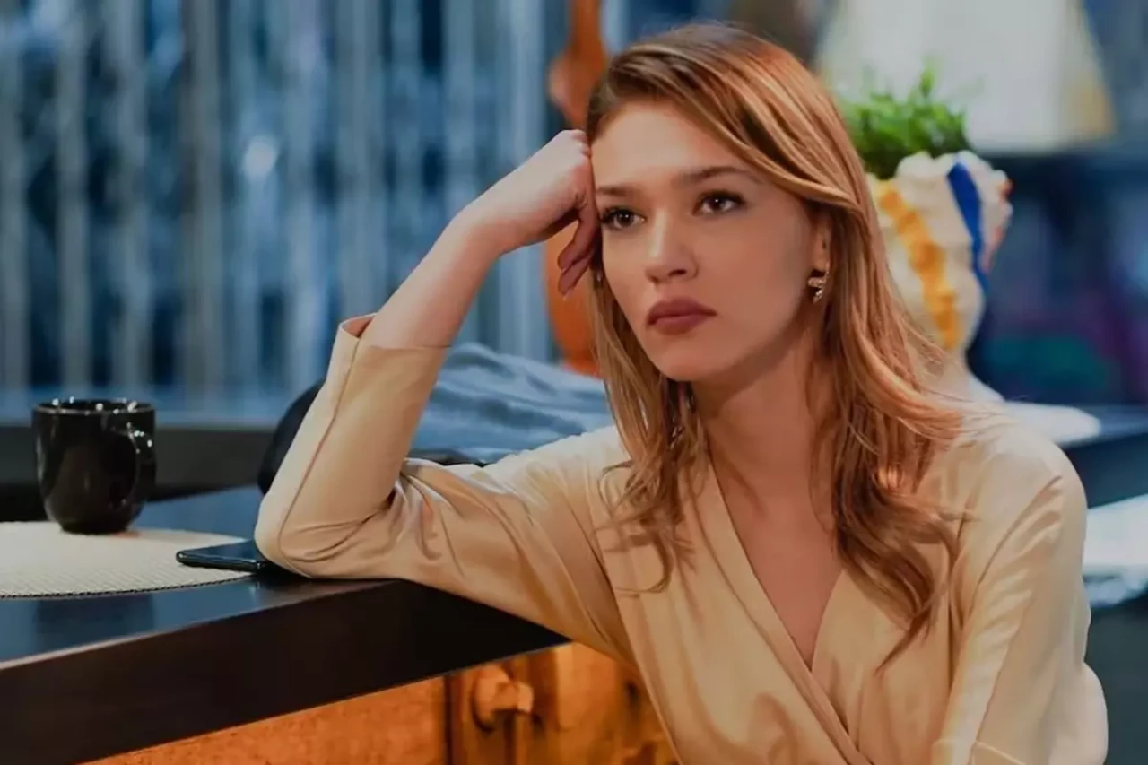 Melisa Döngel cesur elbisesiyle sahile damga vurdu!
