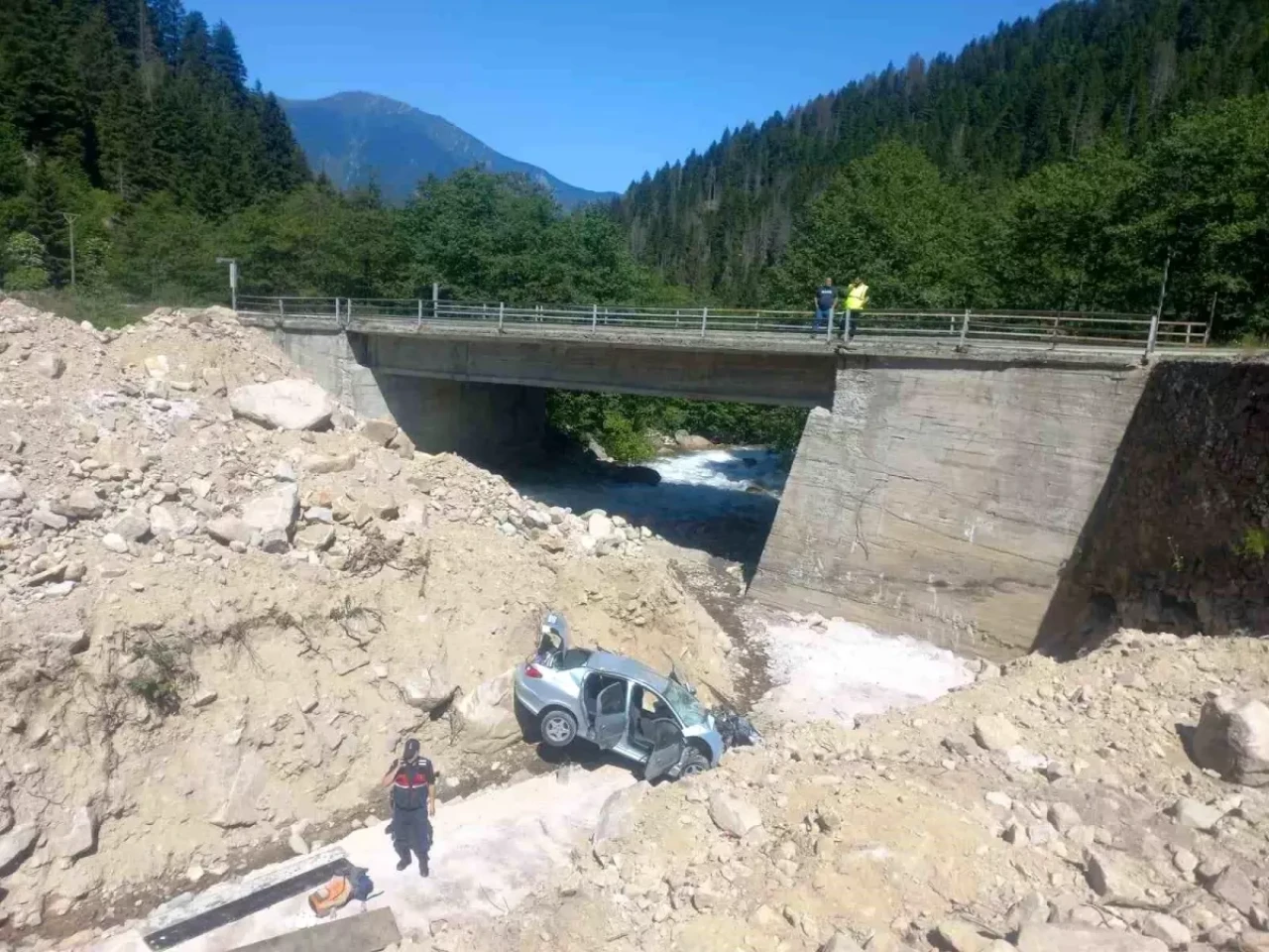 Rize İkizdere İlçesinde Araç Dereye Düştü: 5 Yaralandı!