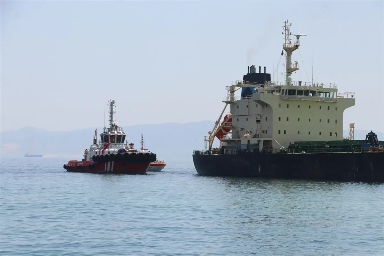 Tekirdağ Şarköy'de Karaya Oturan Gemiye Kurtarma Çalışması!