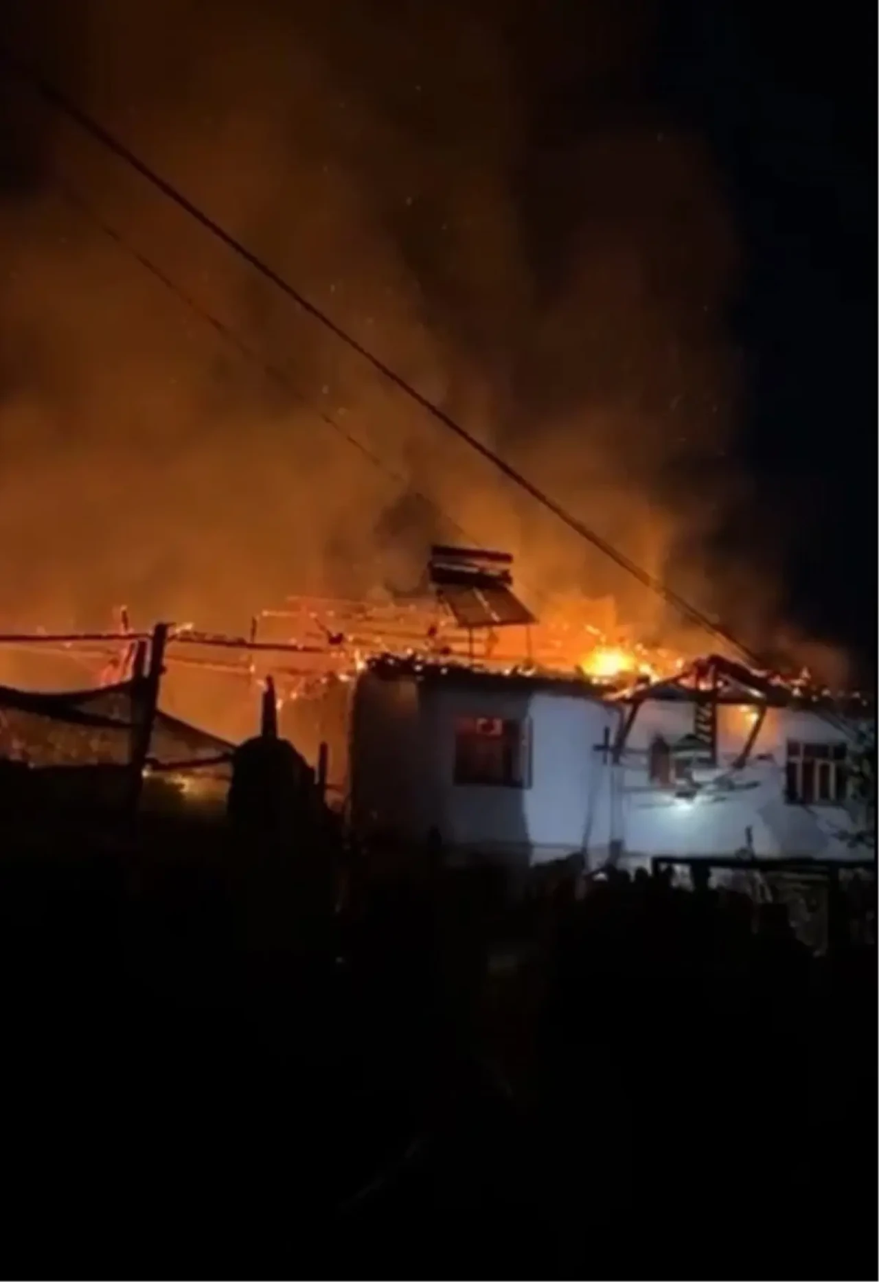 Tokat Zile'de Çıkan Yangında 2 Katlı Bir Ev Alev Aldı, Kül Oldu!