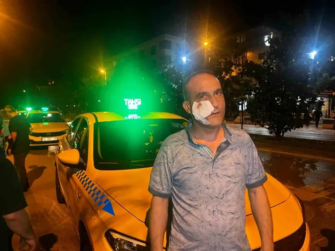 Yol verme kavgası taksi durağına taştı: 2 kişi yaralı!