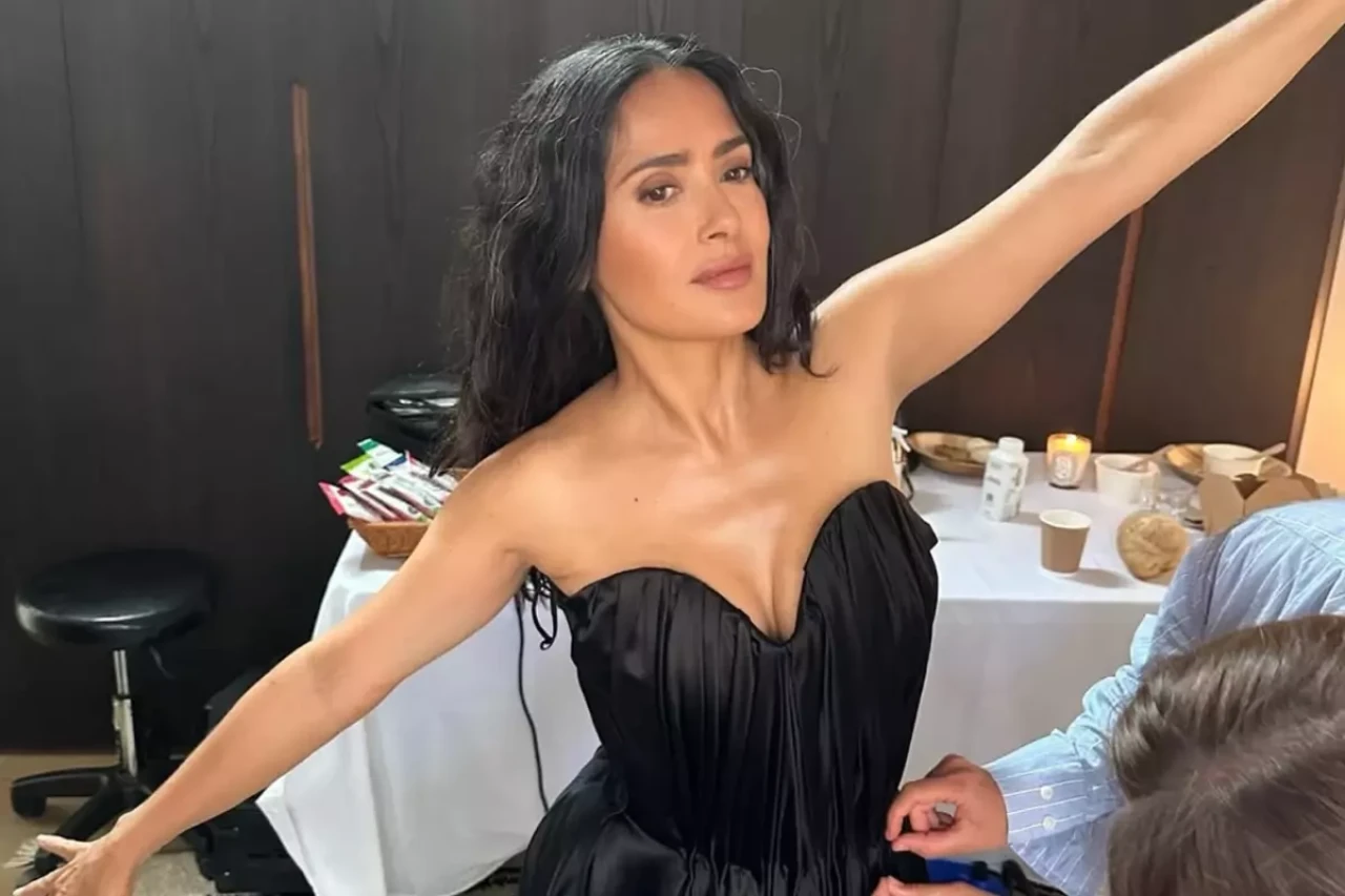 Salma Hayek'ten bikinili dans performansı! 58 yaşında ama gören 30 zannediyor!