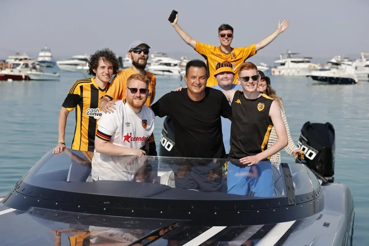 Acun Ilıcalı, Hull City Taraftarlarını Çeşme'de Yatta Ağırladı!