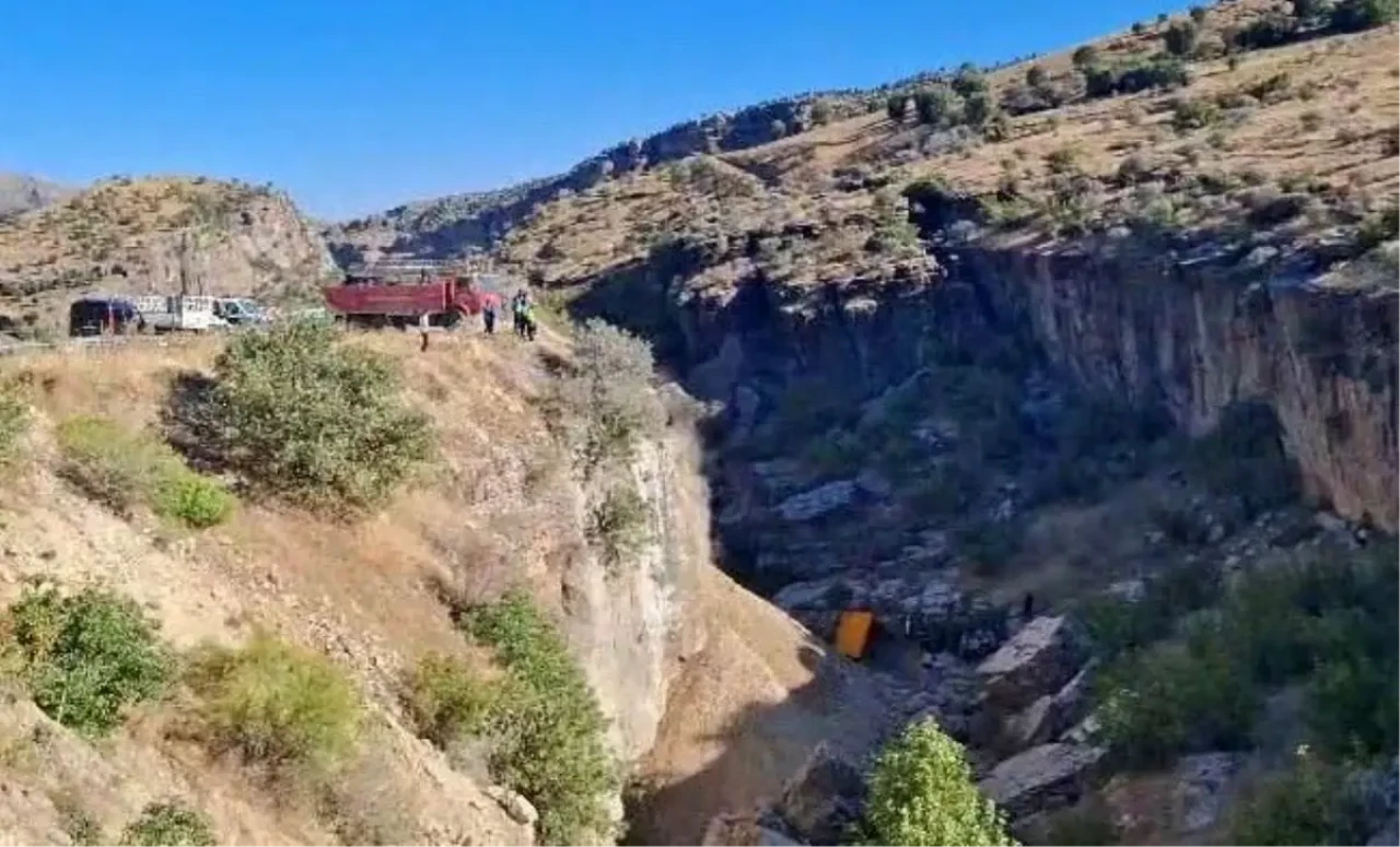 Adıyaman'da Hafriyat Kamyonu Uçuruma Düştü: Osman Göğüs Öldü!