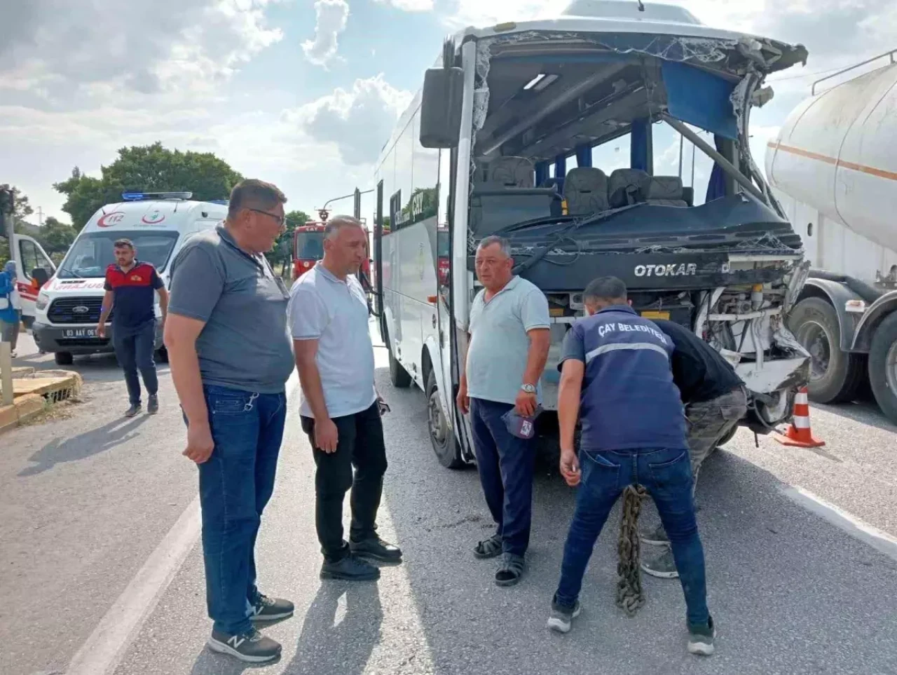 Afyonkarahisar'da Midibüs ve Kamyon Çarpıştı: 7 Kişi Yaralı!