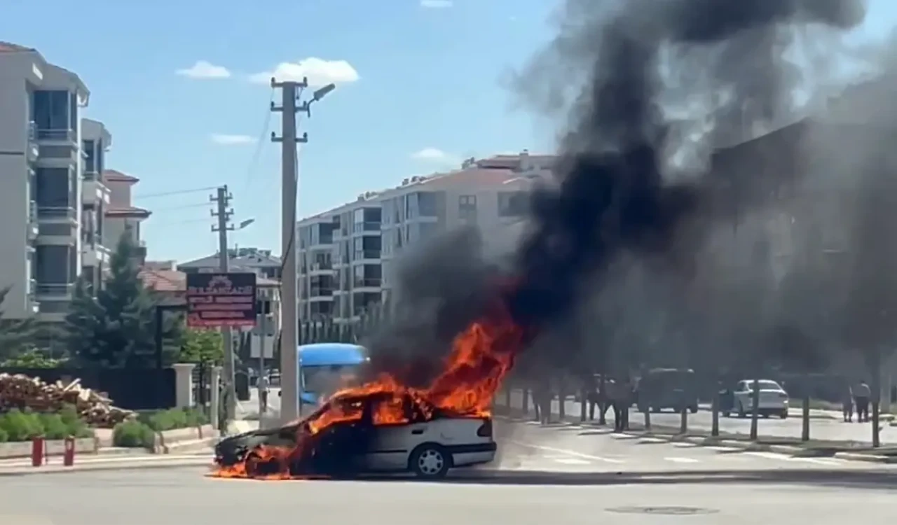 Aksaray'da Felaket Yangın, Araç Seyir Halinde Alev Alev Yandı!
