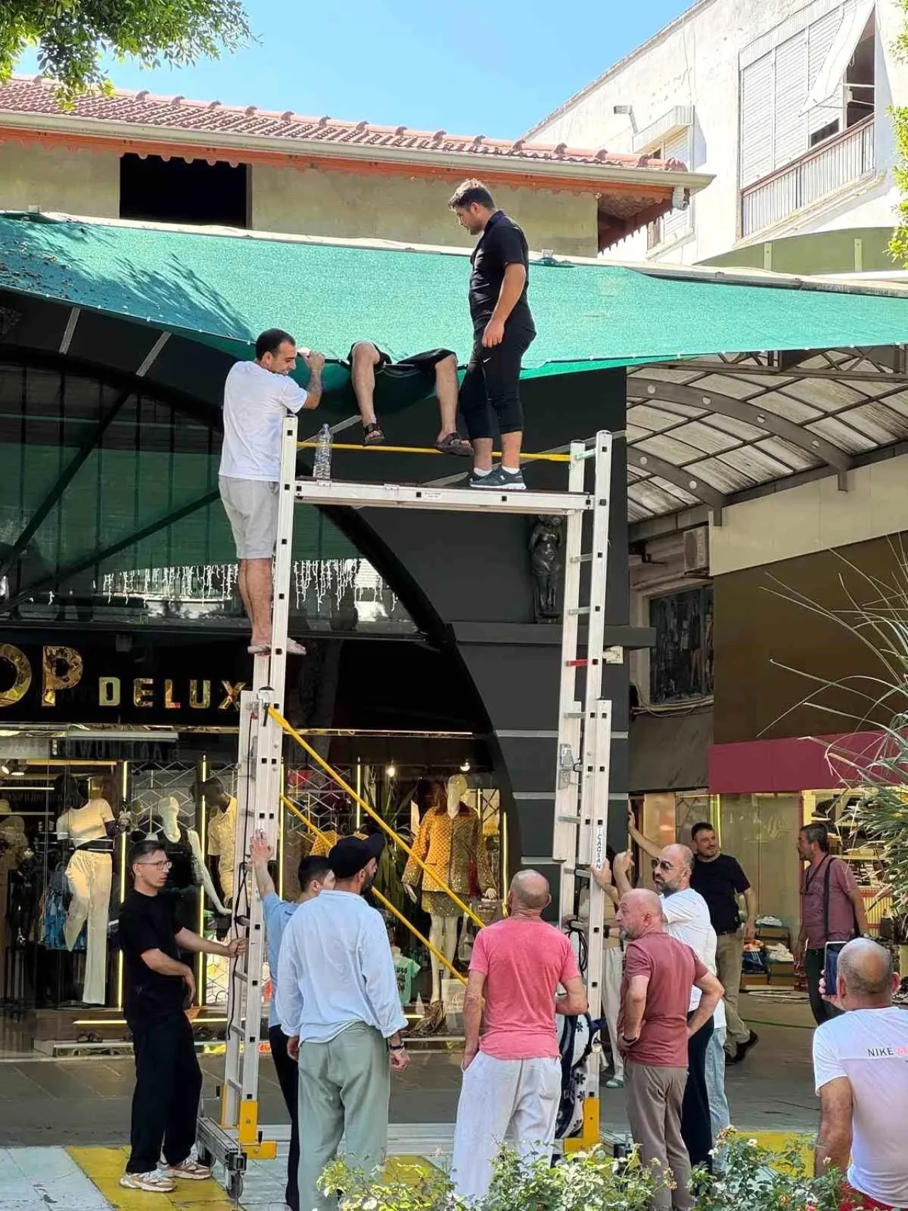 Antalya'da Balkon Düşmesi: Özgür Gültepe Şok Oldu Bayıldı!