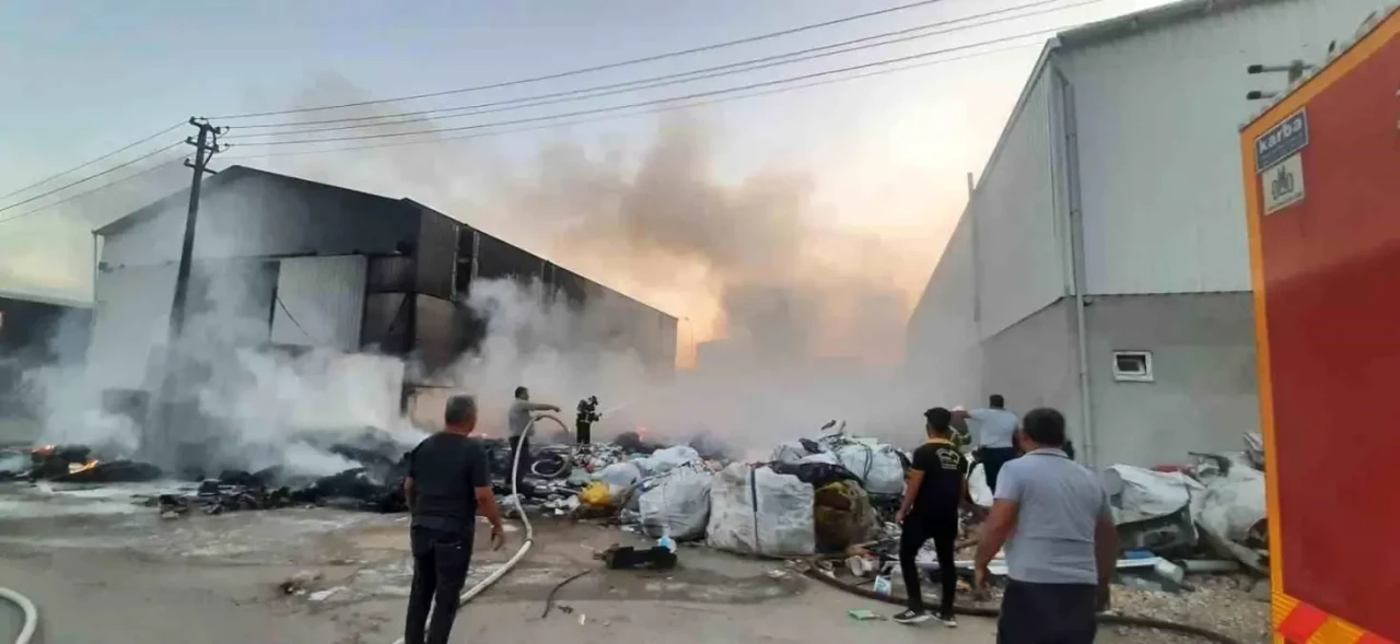 Bucak'ta Motosiklet Yangını, Çevredeki İş Yerlerine Sıçradı!
