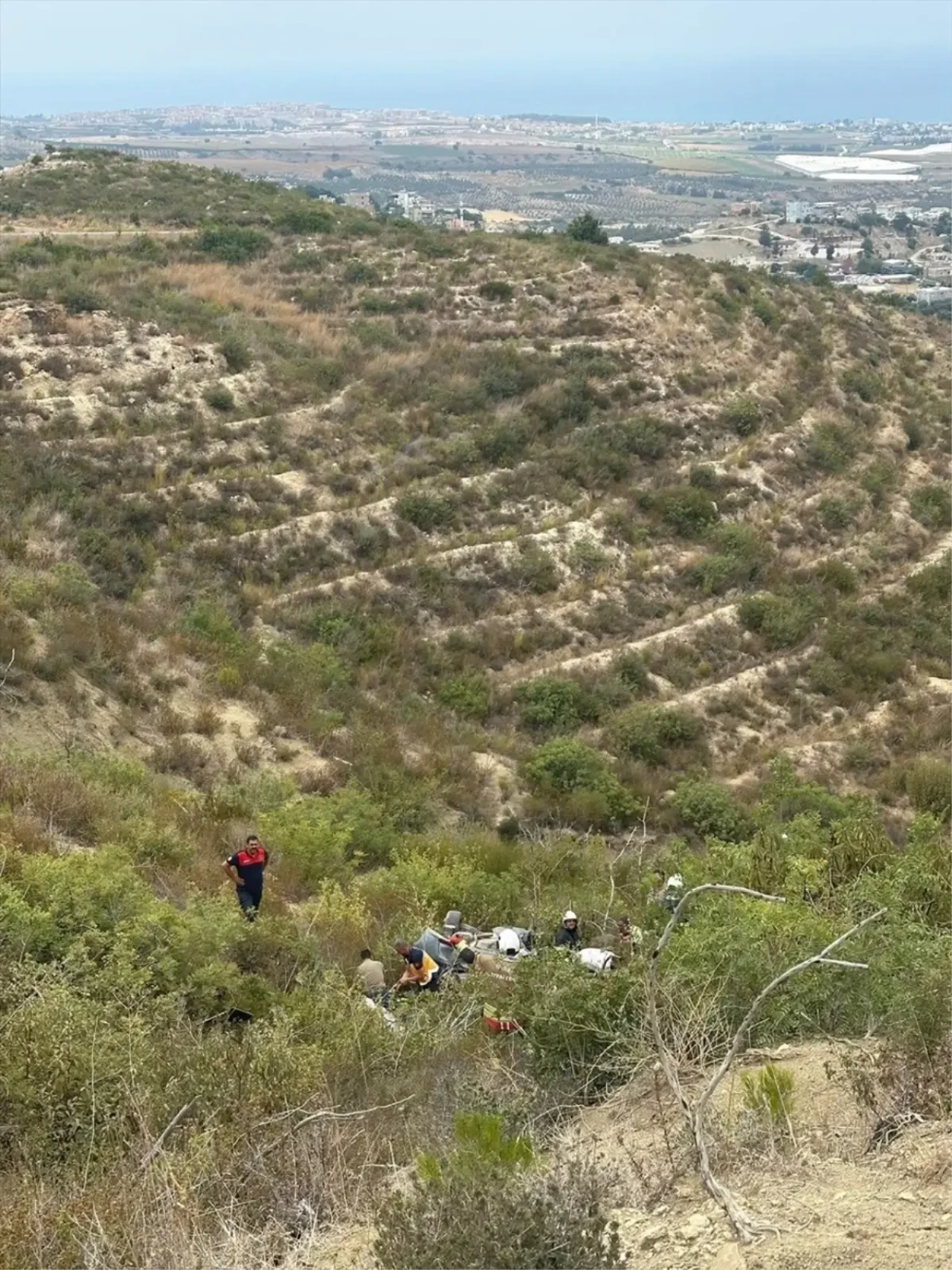 Hatay Arsuz'da Otomobil Uçuruma Yuvarlandı: 4 Yaralı!